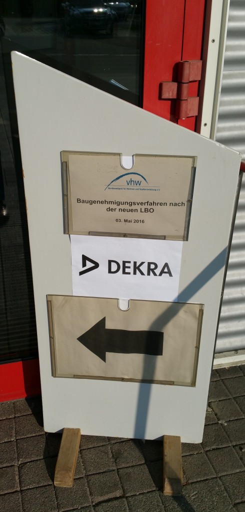 Dekra-Eingangsschild